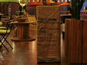 Quadro Stehtisch gross mit Husse Coffee 1